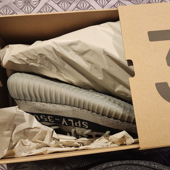 Yeezy Boost 350 - Picture 2 of 4